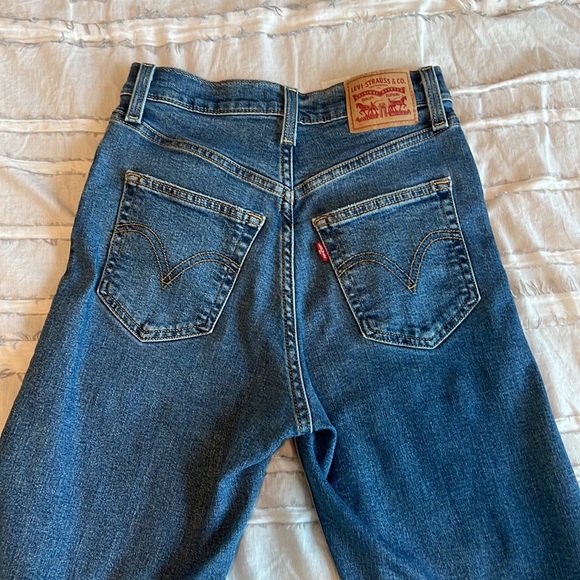 Levi’s- Ribcage Straight Ankle - Picture 7 of 9